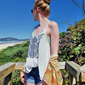 🦋LAST🦋 NWT Embroidered White Strappy Tank